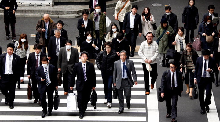 Trabajadores japoneses asistiendo a sus trabajos
