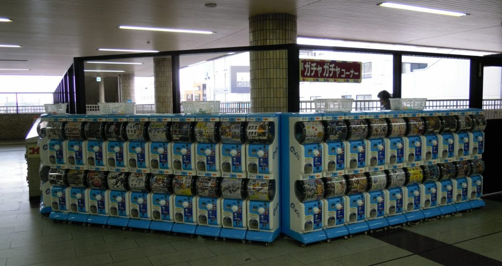 Máquinas de gacha en la estación de Nishinomiya Kitaguchi