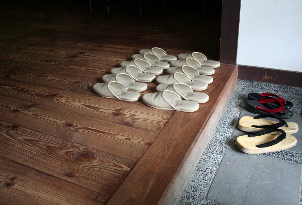 normas culturales en japón: quitarse los zapatos antes de entrar