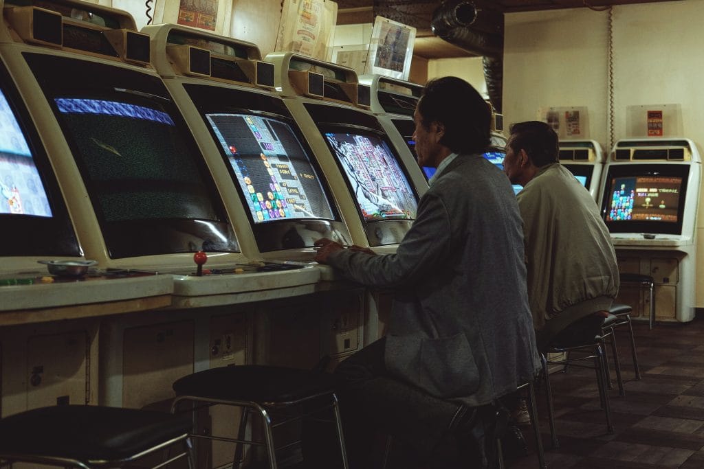 Imagen de un salón de máquinas arcade