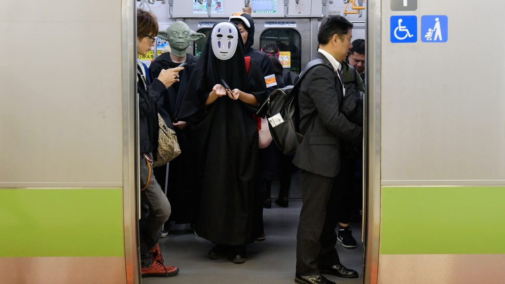 Cosplayers en el tren de Halloween.