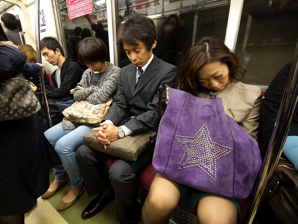 Trabajadores durmiendo en el metro