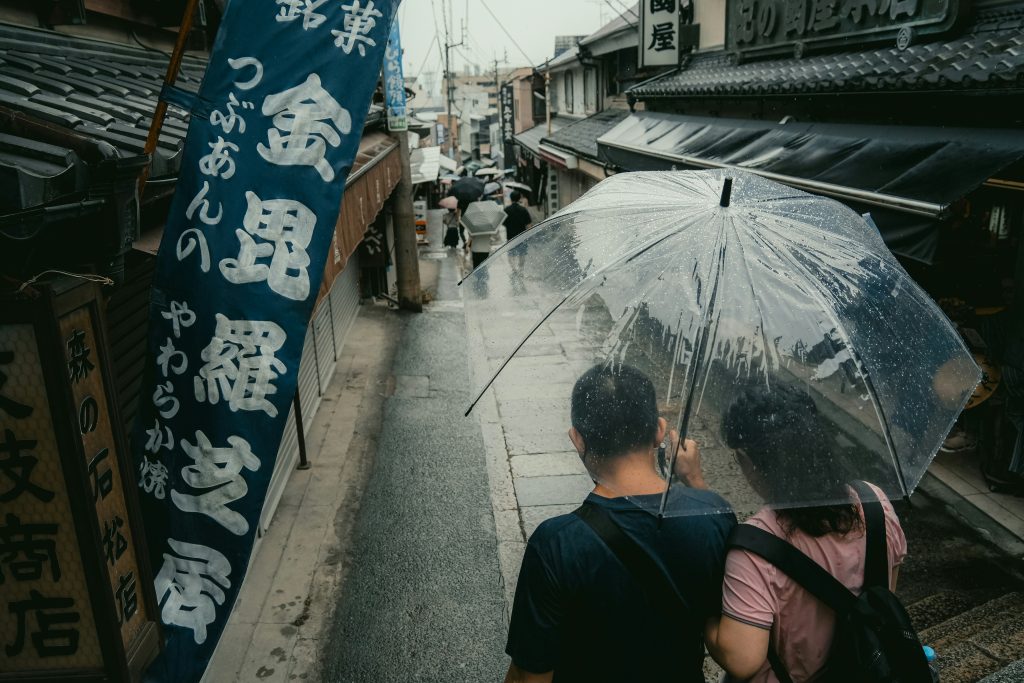 dos personas bajo la lluvia
aiaigasa
